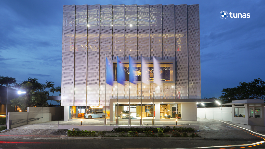 Fasad gedung BMW Tunas Bekasi dengan konsep Retail Next pada malam hari