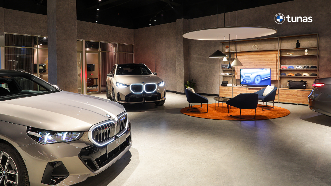 Interior showroom BMW Tunas dengan konsep Retail.Next, menampilkan mobil BMW dan area lounge premium